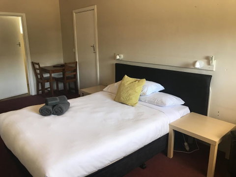 Motel Wellington Wodonga - Pubs and Clubs 2