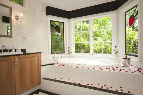 Mountain Whispers Strawberry Patch - Pubs and Clubs 1