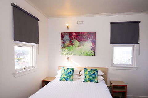 Mowbray Hotel - Pubs and Clubs 0