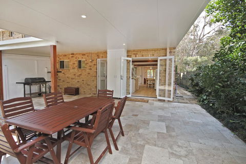 Mudjimba Sands, Mudjimba, Pet Friendly, BOND 500, LINEN INCLUDED, WIFI - Pubs and Clubs 1