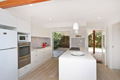 Mudjimba Sands, Mudjimba, Pet Friendly, BOND 500, LINEN INCLUDED, WIFI - Pubs and Clubs 0