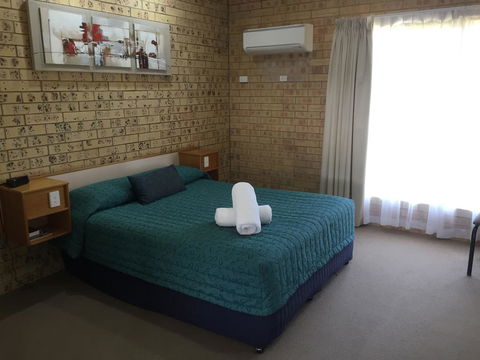 Mulga Country Motor Inn - Pubs and Clubs 1