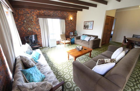 Muller's Cottage At Hat Head (Pet Friendly) - Pubs and Clubs 0