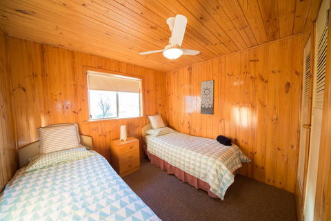 Mundic Waterfront Cottages - Pubs and Clubs 3