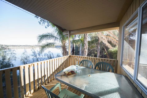 Mundic Waterfront Cottages - Pubs and Clubs 0
