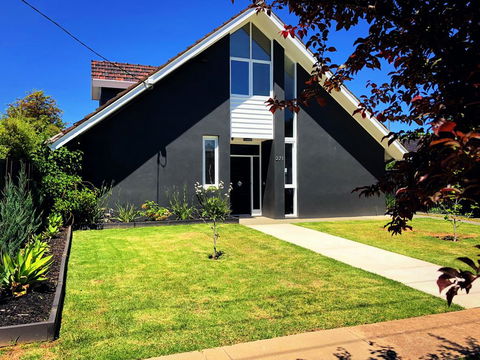 Murray's Place On Pakenham - Pubs and Clubs 1