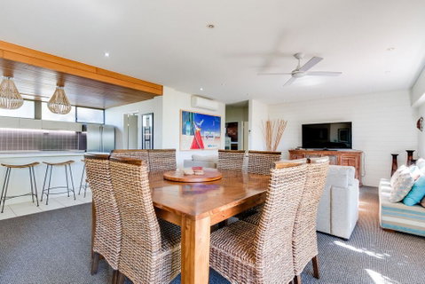 Nautilus Beachfront Villas & Spa - Pubs and Clubs 2