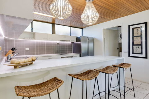 Nautilus Beachfront Villas & Spa - Pubs and Clubs 3