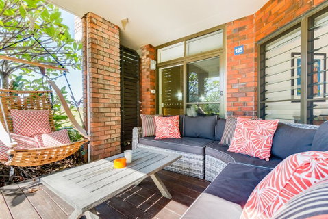 Nautilus Beachfront Villas & Spa - Pubs and Clubs 1