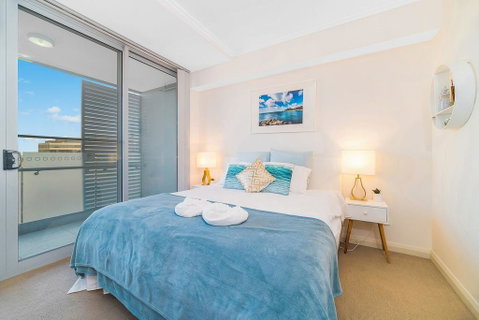 Near Airport & Train Station Stylish Two-Story Apartment - Pubs and Clubs 3