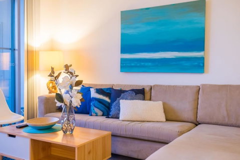Near Airport & Train Station Stylish Two-Story Apartment - Pubs and Clubs 1