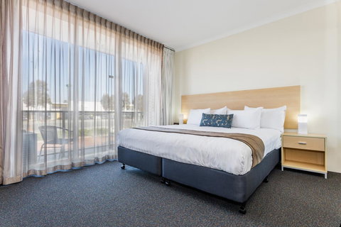 Perth Ascot Central Apartment Hotel Official - Go Out 13