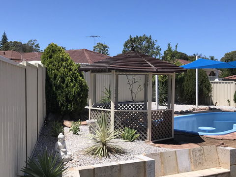 Blue Lake Family Retreat - Pubs and Clubs 5