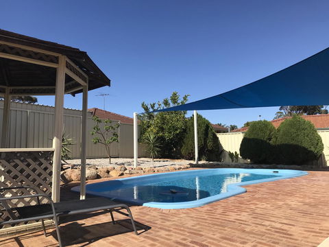Blue Lake Family Retreat - Pubs and Clubs 4