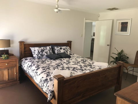 Blue Lake Family Retreat - Pubs and Clubs 6