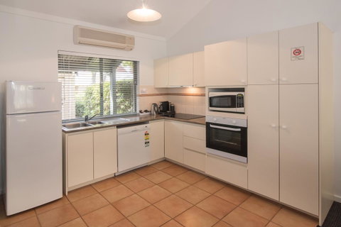 Bayshore Beachside Resort - Go Out 22