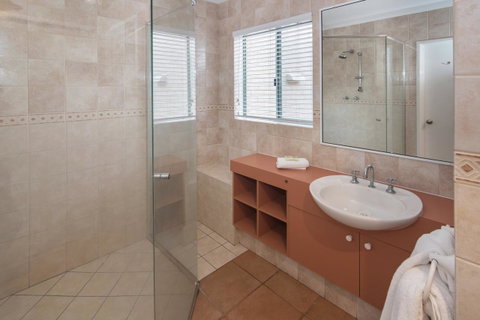Bayshore Beachside Resort - Go Out 21