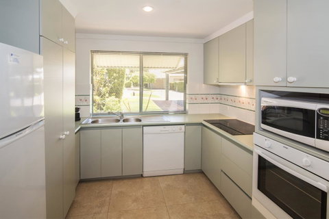 Bayshore Beachside Resort - Go Out 12