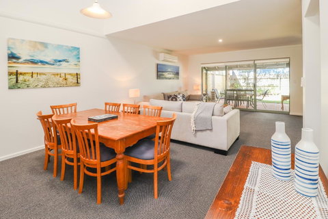 Bayshore Beachside Resort - Go Out 40