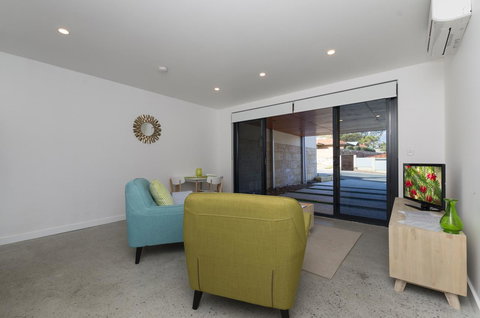 Sunset Place Apartments - Pubs and Clubs 27