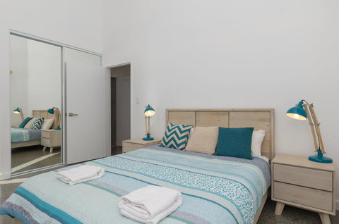 Sunset Place Apartments - Pubs and Clubs 35