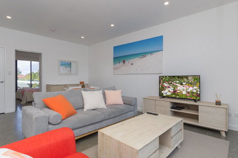 Sunset Place Apartments - Pubs and Clubs 14