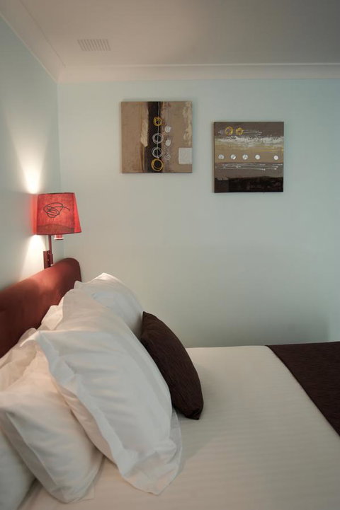 SureStay Hotel By Best Western The Clarence On Melville - Pubs and Clubs 29