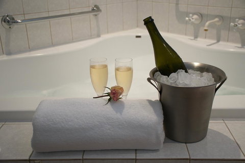 SureStay Hotel By Best Western The Clarence On Melville - Pubs and Clubs 20