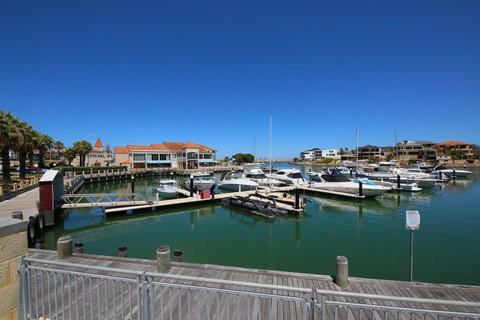 Studio Style Mindarie Marina - Pubs and Clubs 10