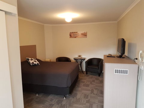 Mandurah Foreshore Motel - Pubs and Clubs 8