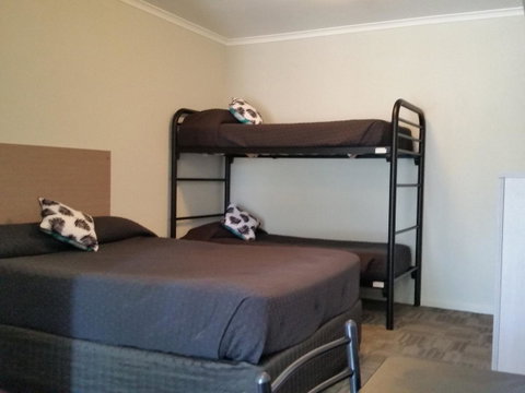 Mandurah Foreshore Motel - Pubs and Clubs 11