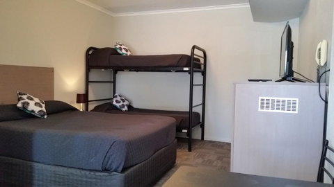 Mandurah Foreshore Motel - Pubs and Clubs 1