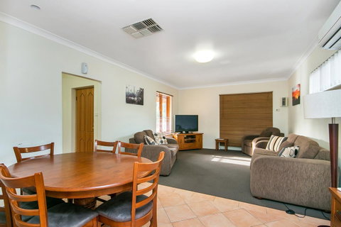 Coranda Lodge - Pubs and Clubs 5