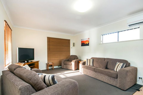 Coranda Lodge - Pubs and Clubs 3