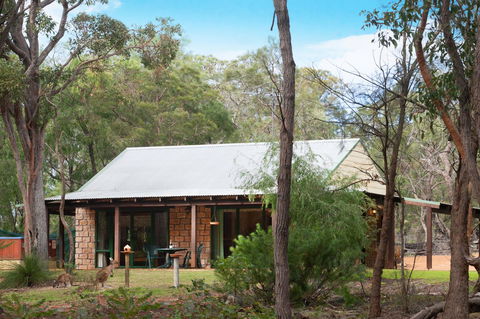 Yelverton Brook Conservation Sanctuary - Pubs and Clubs 31