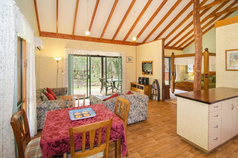 Yelverton Brook Conservation Sanctuary - Pubs and Clubs 32