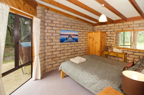 Yelverton Brook Conservation Sanctuary - Pubs and Clubs 34