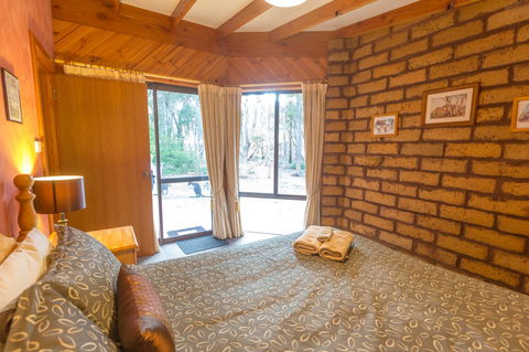 Yelverton Brook Conservation Sanctuary - Pubs and Clubs 14