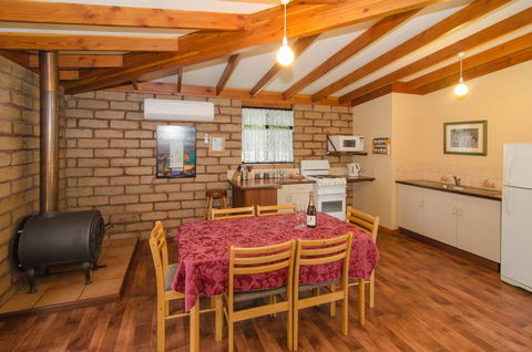 Yelverton Brook Conservation Sanctuary - Pubs and Clubs 33