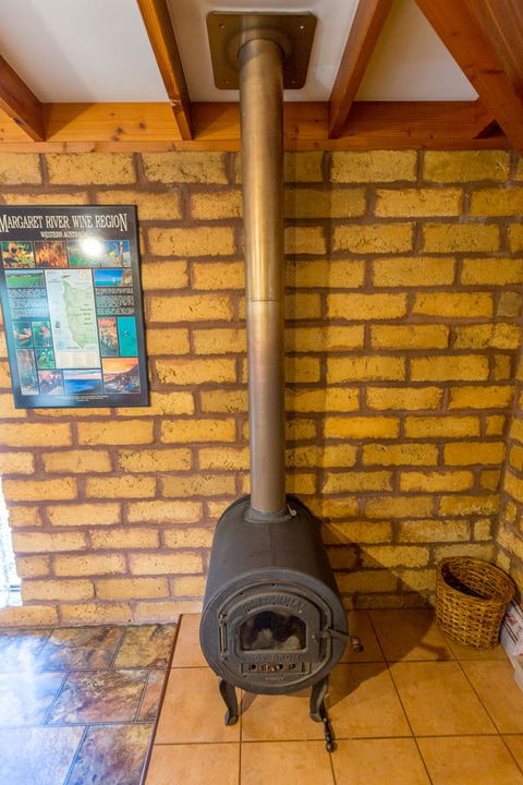 Yelverton Brook Conservation Sanctuary - Pubs and Clubs 15