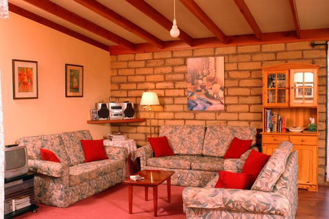 Yelverton Brook Conservation Sanctuary - Pubs and Clubs 26