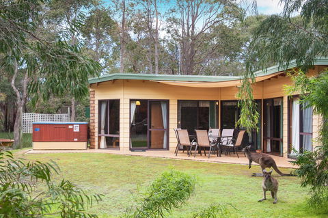 Yelverton Brook Conservation Sanctuary - Pubs and Clubs 20
