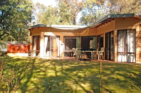 Yelverton Brook Conservation Sanctuary - Pubs and Clubs 7