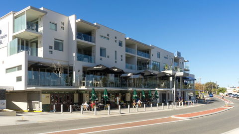 Mullaloo Beach Hotels & Apartments - Pubs and Clubs 5