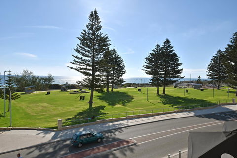 Mullaloo Beach Hotels & Apartments - Pubs and Clubs 1