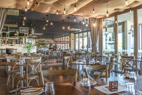 Mullaloo Beach Hotels & Apartments - Pubs and Clubs 11