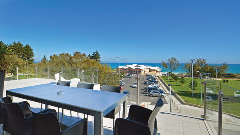 Mullaloo Beach Hotels & Apartments - Pubs and Clubs 7