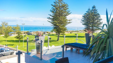Mullaloo Beach Hotels & Apartments - Pubs and Clubs 6