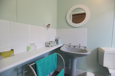 Jacaranda Guest House - Pubs and Clubs 9