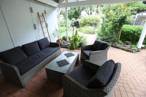 Jacaranda Guest House - Pubs and Clubs 28